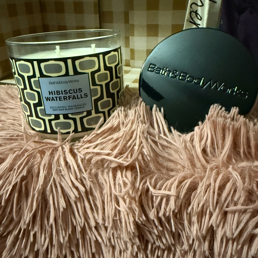 Bath & Body Works Hibiscus Waterfalls Candle with Black and Cream Design